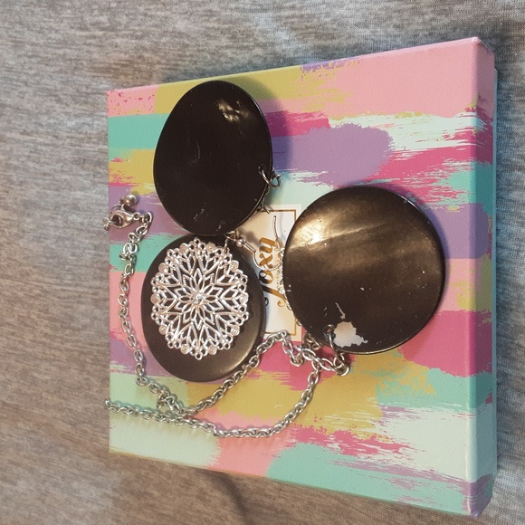 Silver earrings & pendant Set with chain on brown ceramic - Picture 2 of 3